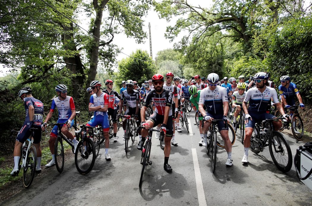 Cyklisté na začátku čtvrté etapy Tour de France zastavili na protest kvůli nebezpečným dojezdům