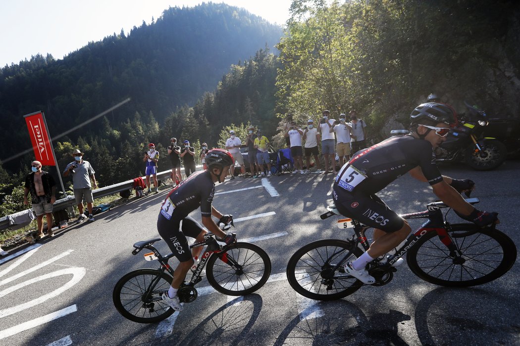 Richard Carapaz a Michal Kwiatkowski v úniku v 18. etapě Tour de France