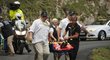 Australský cyklista Richie Porte je transportován do sanitky po svém ošklivém pádu v 9. etapě Tour de France