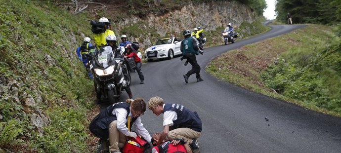 Richie Porte v péči lékařů po nebezpečném pádu v 9. etapě Tour de France
