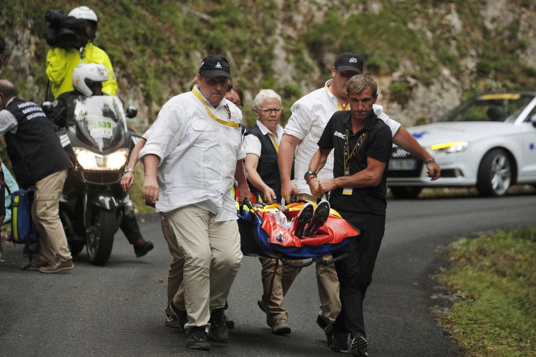 Australský cyklista Richie Porte je transportován do sanitky po svém ošklivém pádu v 9. etapě Tour de France