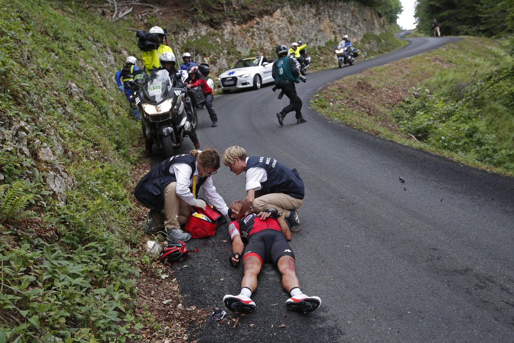 Richie Porte v péči lékařů po nebezpečném pádu v 9. etapě Tour de France