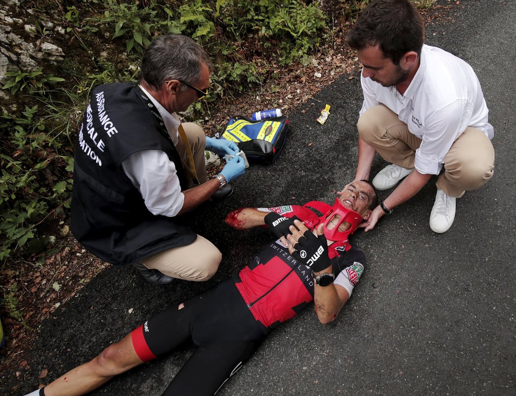 Australan Richie Porte po svém ošklivém pádu v 9. etapě Tour de France