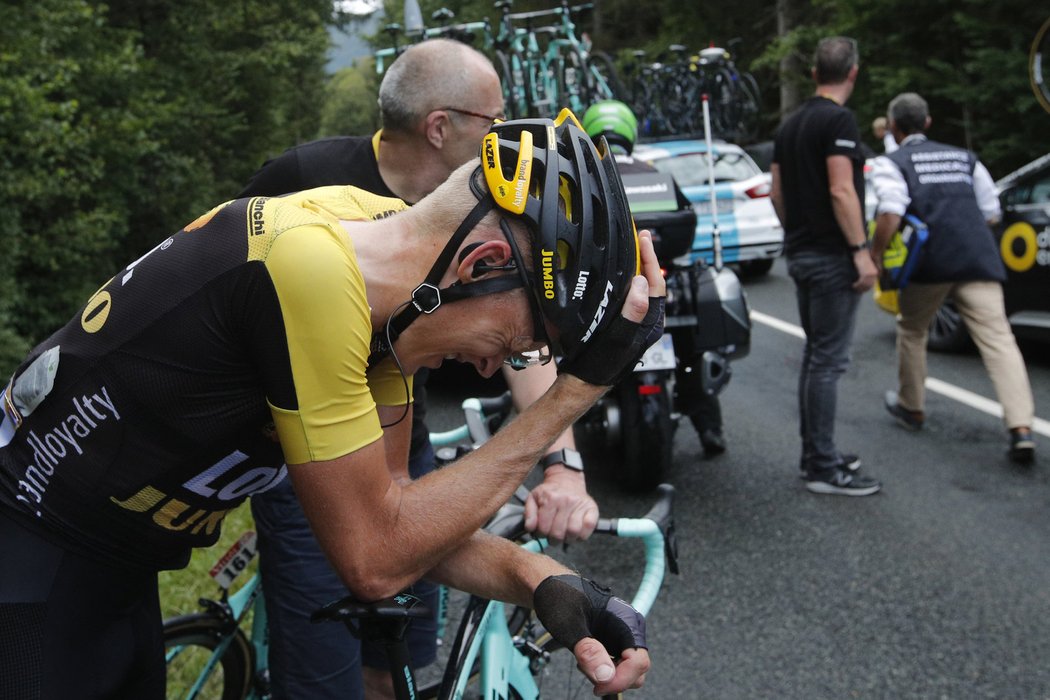 Nizozemský cyklista Robert Gesink se vzpamatovává po pádu v 9. etapě Tour de France