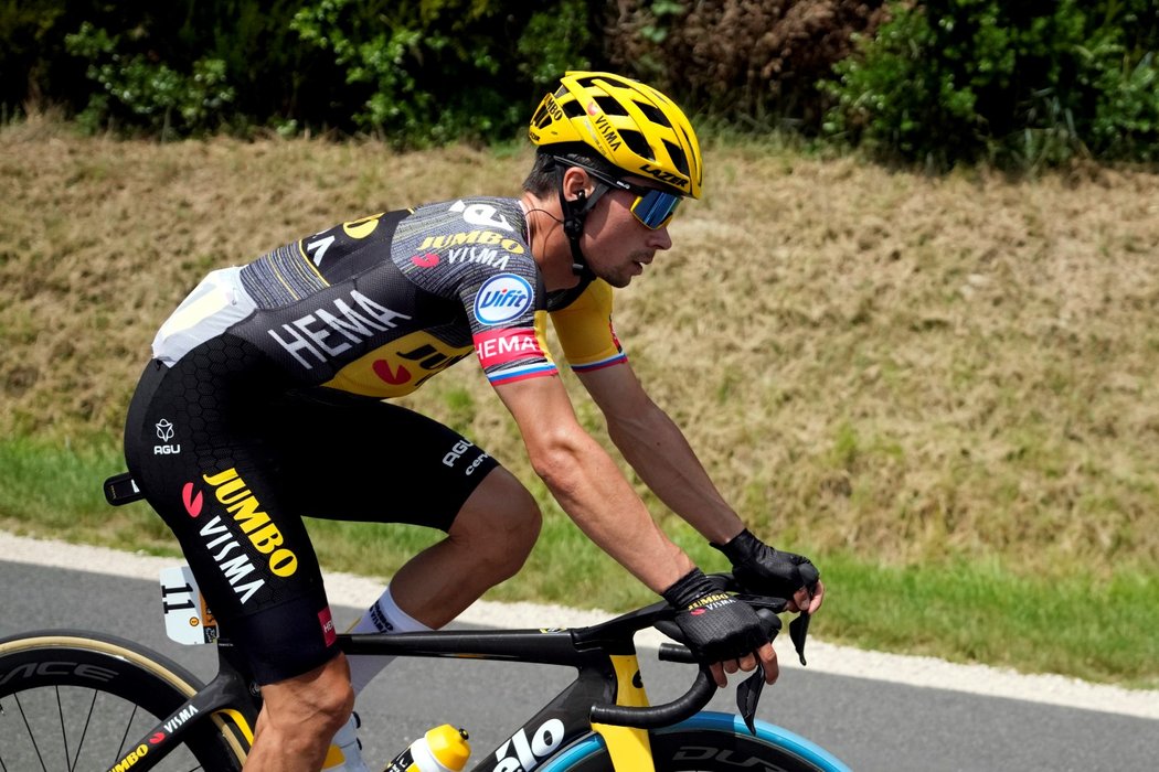 Slovinec Primož Roglič, jeden z favoritů Tour de France, během jízdy v etapě