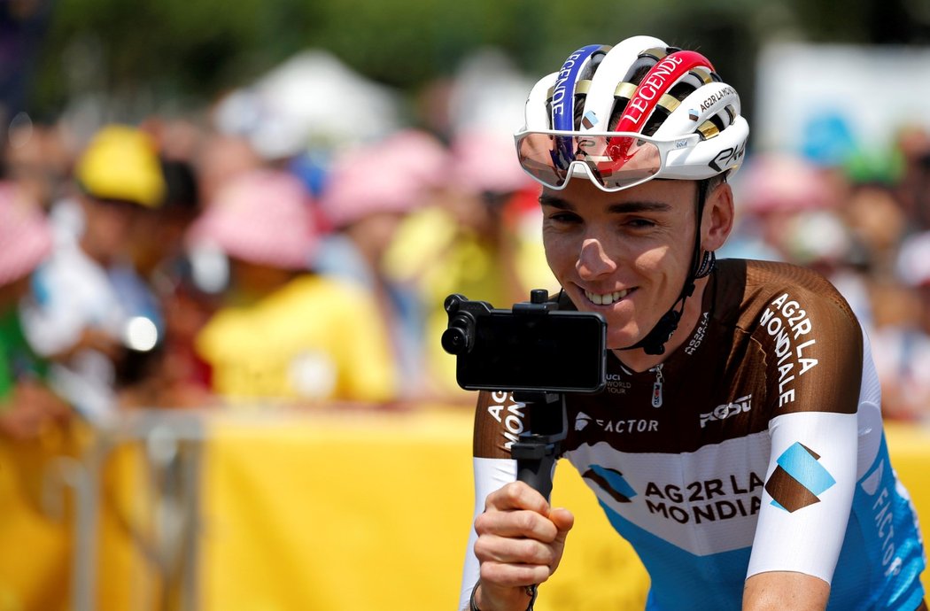 Závodník týmu AG2R La Mondiale Romain Bardet před startem 10. etapy Tour de France