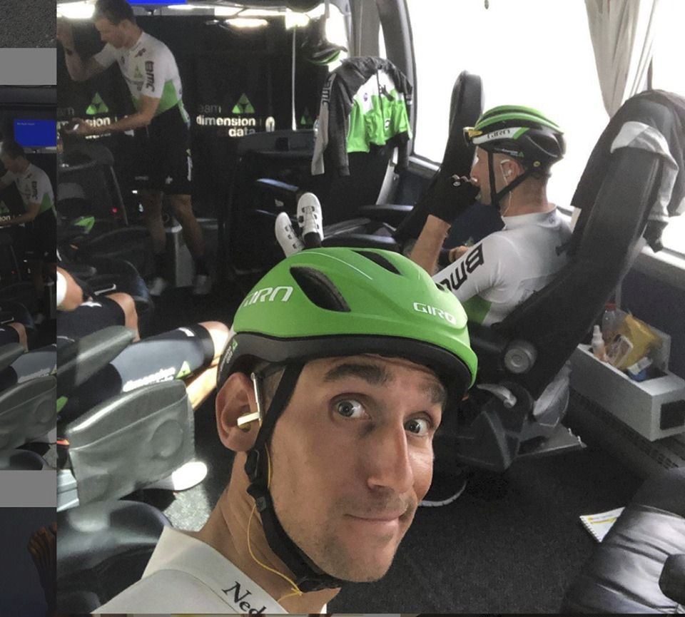 Roman Kreuziger uvnitř autobusu týmu Dimension Data na Tour de France