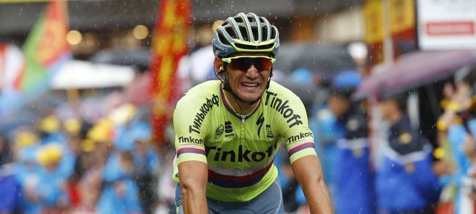 Roman Kreuziger projíždí cílem předposlední etapy Tour de France, ve které se vyhoupl na desáté místo celkového pořadí