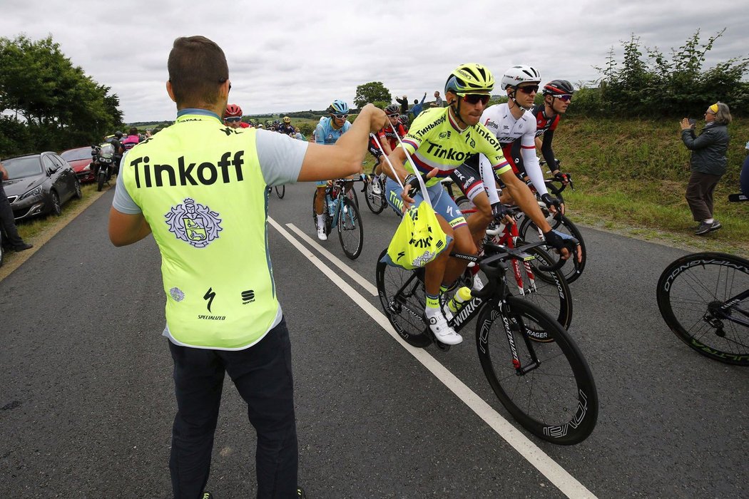 Český cyklista Roman Kreuziger si přebírá taštičku s občerstvením na trati jedné z etap Tour de France