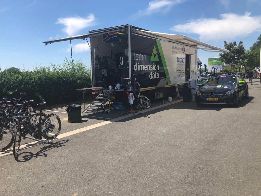 Nákladní vůz týmu Dimension Data, za který na Tour de France závodí Roman Kreuziger