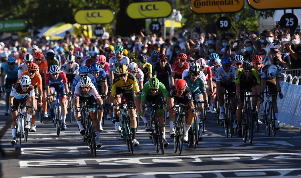 Jeden ze závěrečných spurtů ve finiši etapy na slavné Tour de France