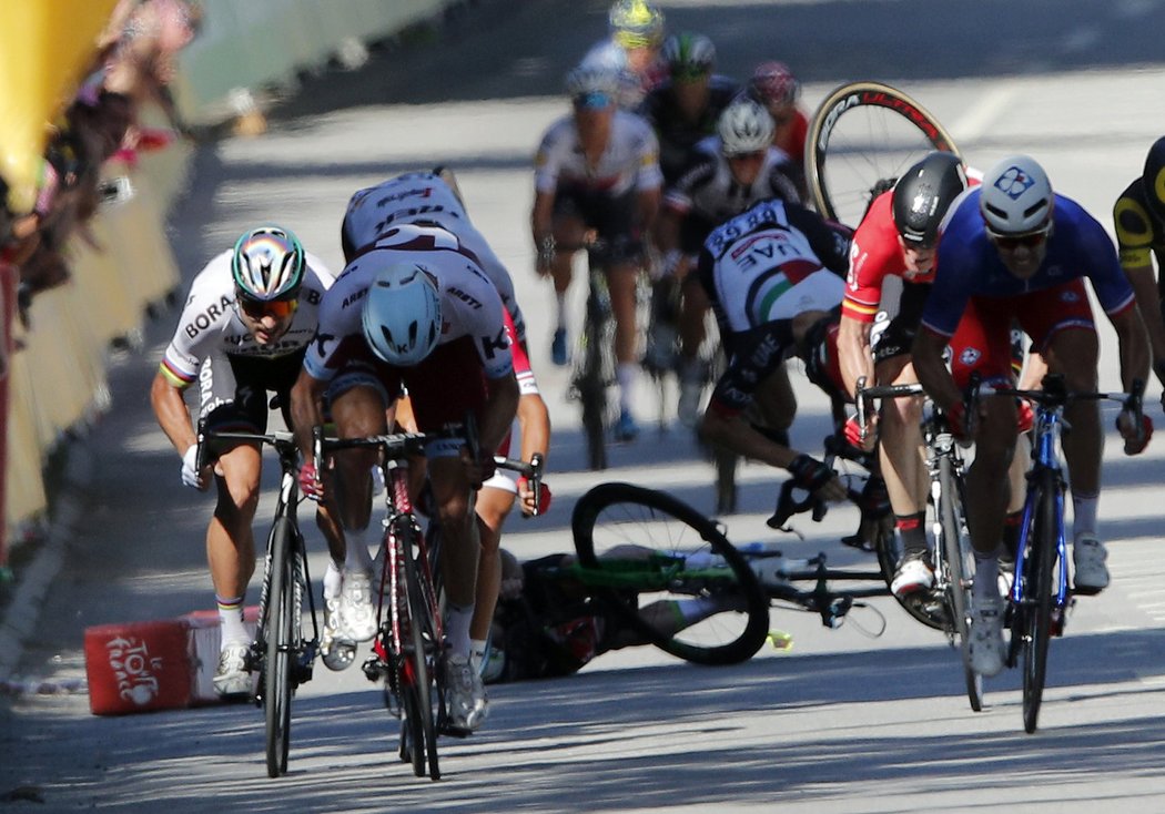 Za tento incident byl Peter Sagan z Tour vyloučen