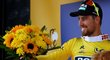 Slovenský jezdec Peter Sagan ve chvíli, kdy se na Tour de France převlékl do žlutého dresu pro vedoucího závodníka pelotonu