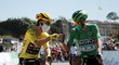 Slovenský jezdec Peter Sagan (vpravo) na Tour de France hájí zelený dres