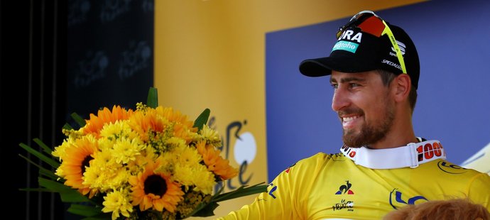 Slovenský jezdec Peter Sagan ve chvíli, kdy se na Tour de France převlékl do žlutého dresu pro vedoucího závodníka pelotonu