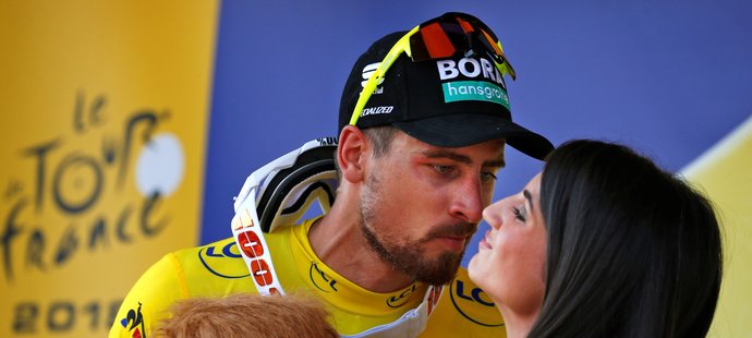 Slovenský cyklista Peter Sagan si užívá pocitu jezdce ve žlutém dresu na Tour de France