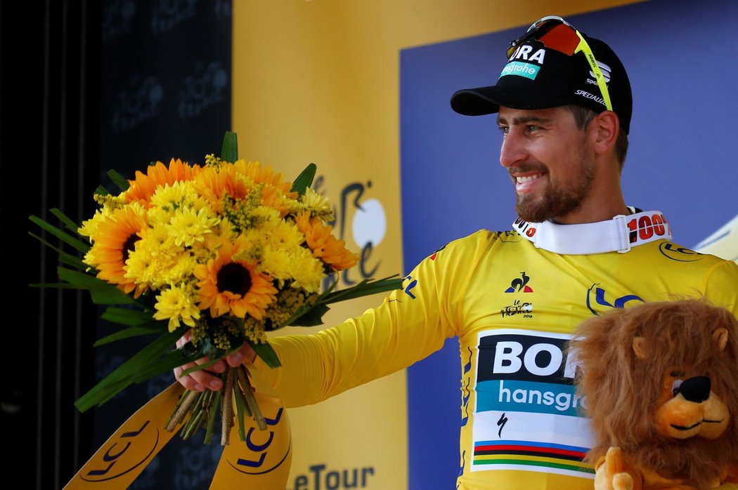 Slovenský jezdec Peter Sagan ve chvíli, kdy se na Tour de France převlékl do žlutého dresu pro vedoucího závodníka pelotonu