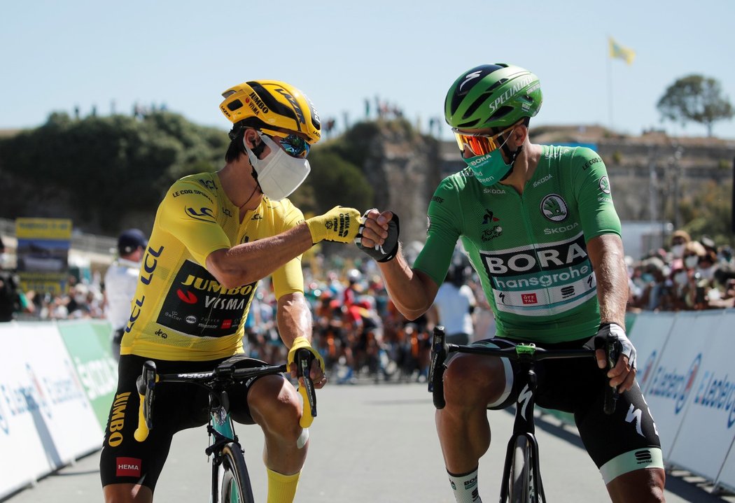 Slovenský jezdec Peter Sagan (vpravo) na Tour de France hájí zelený dres