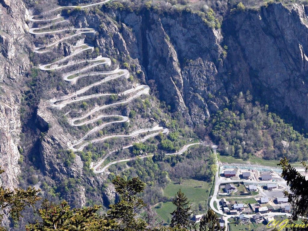 Na cyklisty čekají v 18. etapě Tour de France i tyhle serpentiny. 18 zatáček na 3,1 kilometru