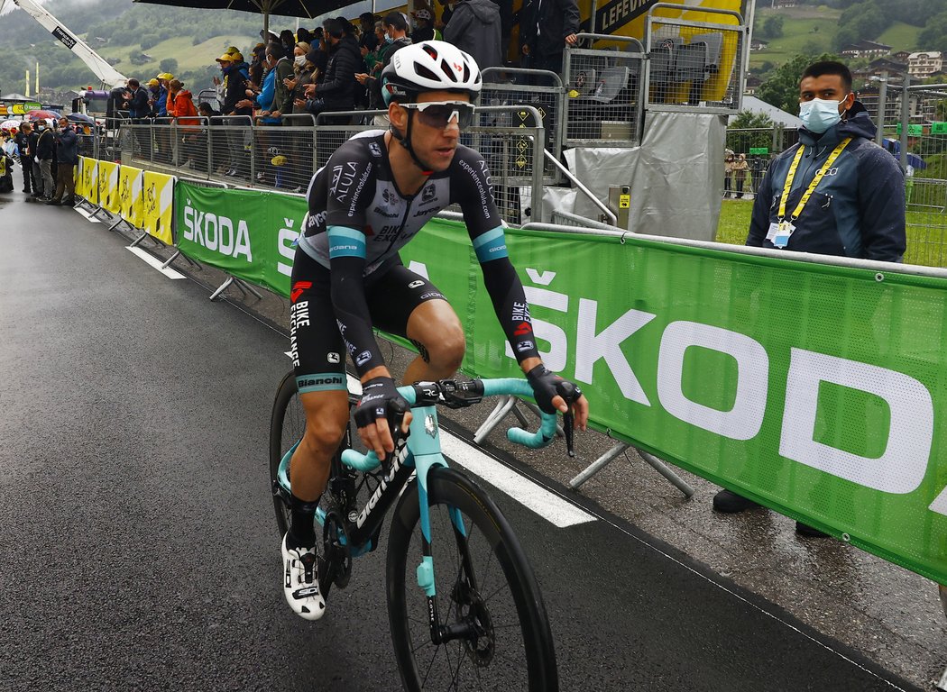 Simon Yates v cíli osmé etapy Tour de France
