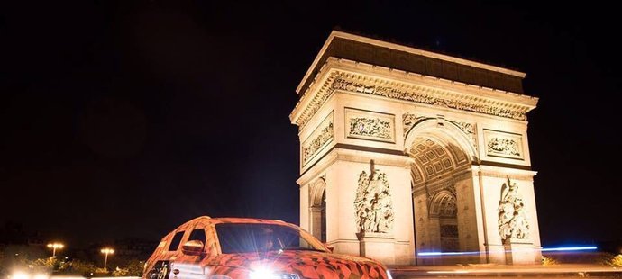 Škodovka zapózovala s novým Kodiaqem v Paříži pod Vítězným obloukem