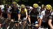 Tým Sky s lídrem Chrisem Froomem na trati Tour de France