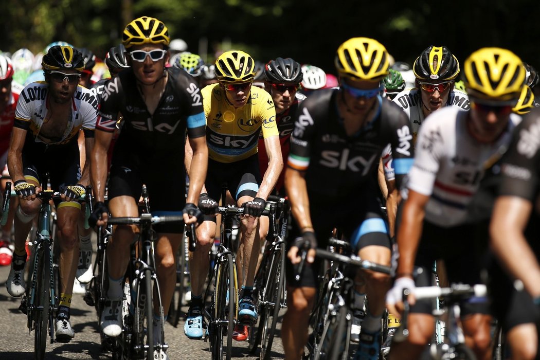 Tým Sky s lídrem Chrisem Froomem na trati Tour de France