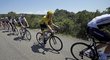 Geraint Thomas ve žlutém dresu vedoucího závodníka Tour de France obklopený parťáky ze stáje Sky