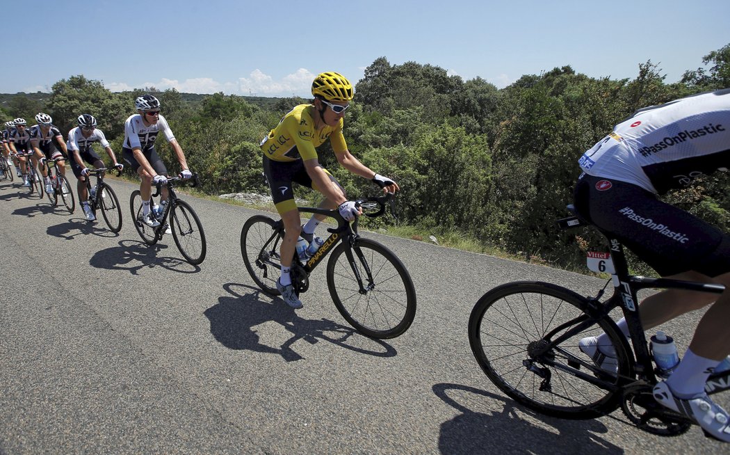 Geraint Thomas ve žlutém dresu vedoucího závodníka Tour de France obklopený parťáky ze stáje Sky