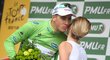 Slovák Peter Sagan v zeleném dresu pro nejlepšího sprintera dostává polibek od sličné hostesky v cíli 14. etapy Tour de France, ve které skončil druhý