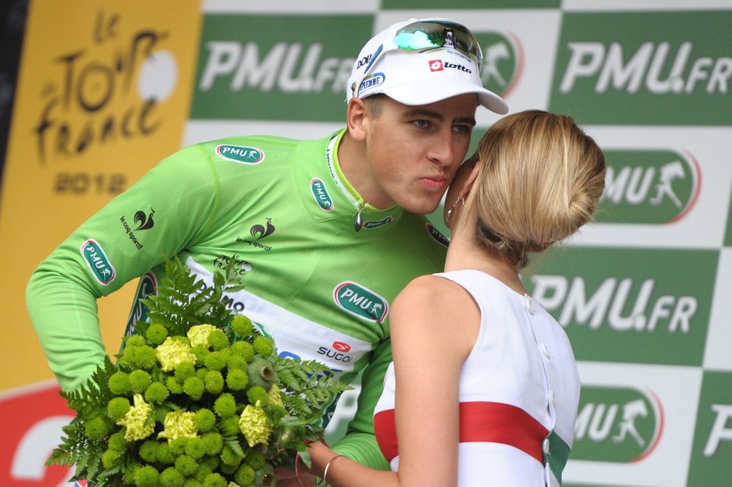 Slovák Peter Sagan v zeleném dresu pro nejlepšího sprintera dostává polibek od sličné hostesky v cíli 14. etapy Tour de France, ve které skončil druhý