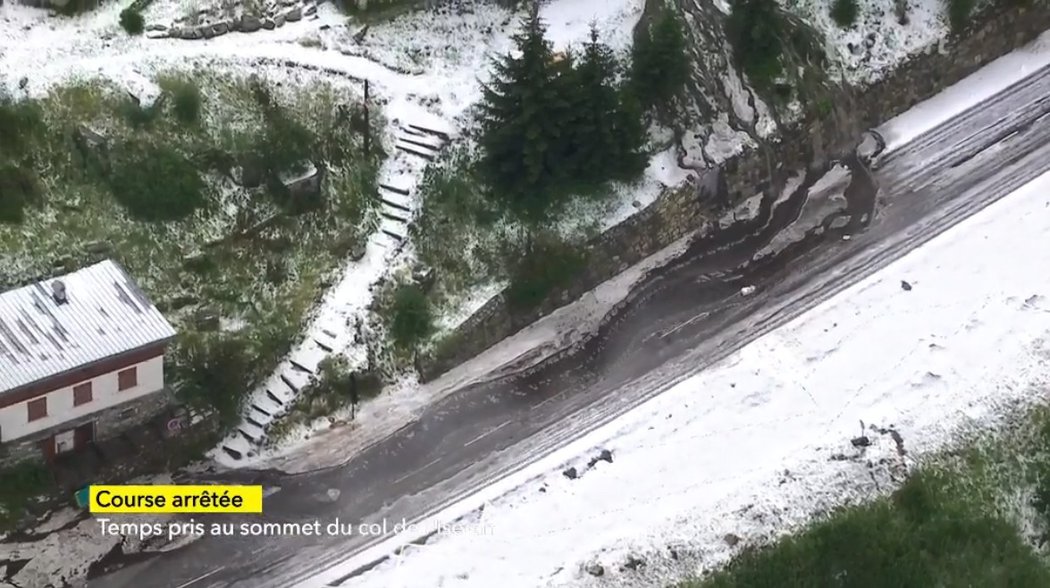 Devatenáctou etapu Tour de France ukončilo krupobití a sníh, organizátoři zastavili závod zhruba 25 kilometrů před plánovaným cílem