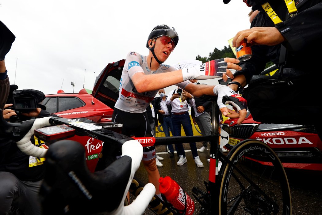Tadej Pogačar slaví po osmé etapě Tour de France posun do čela celkové klasifikace