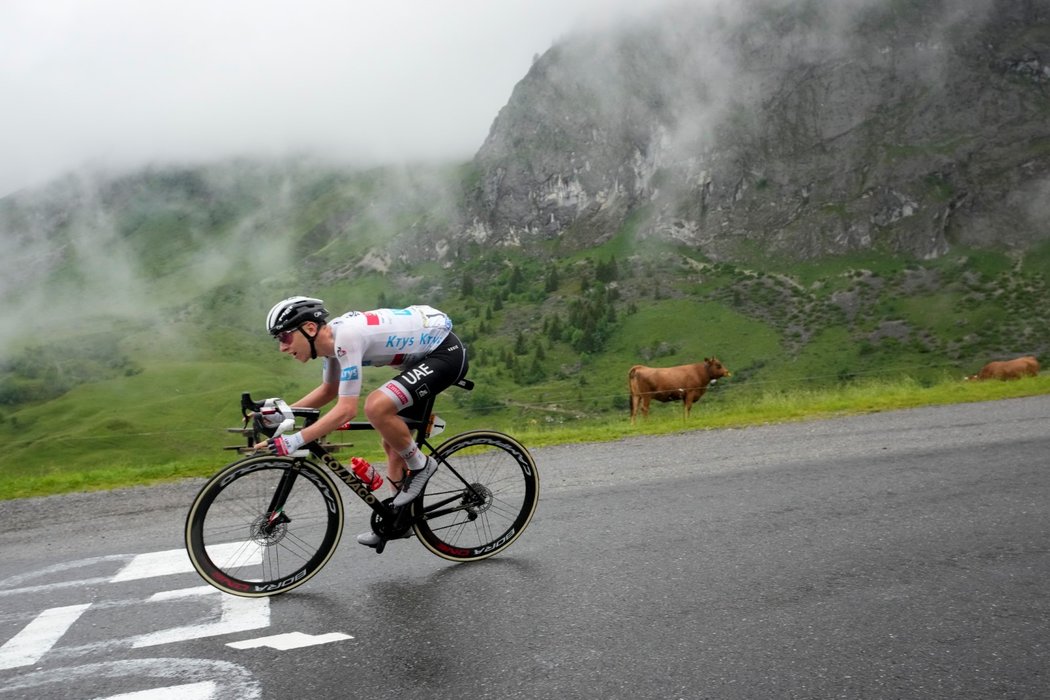Tadej Pogačar ve sjezdu z Col de la Colombière v osmé etapě Tour de France