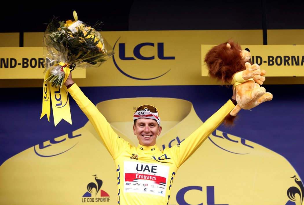 Tadej Pogačar se po osmé etapě Tour de France oblékl do žlutého dresu