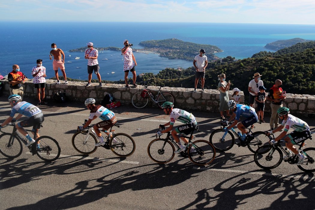 Cyklisté v kopcích nad Nice při druhé etapě Tour de France