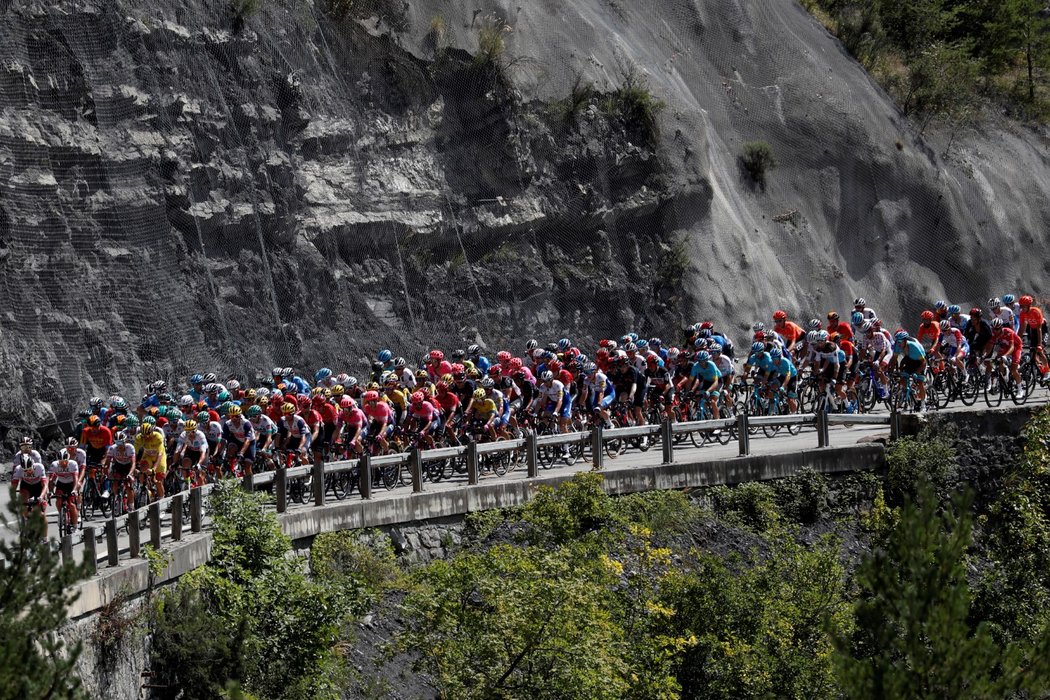 Cyklisté na trati druhé etapy Tour de France