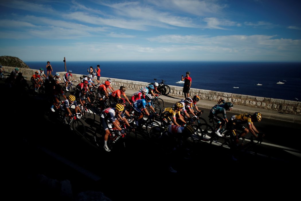 Cyklisté v kopcích nad Nice při druhé etapě Tour de France