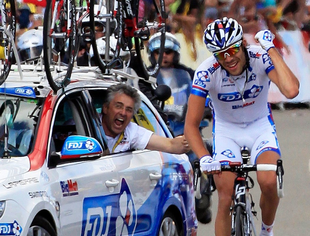 Šéf stáje FDJ-Bigmat Marc Madior se raduje z vítězství svého závodníka Thibauta Pinota v osmé etapě Tour de France