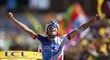 Domácí Thibaut Pinot se raduje z triumfu ve 20. etapě Tour de France na vrcholu legendárního Alpe d&#39;Huez