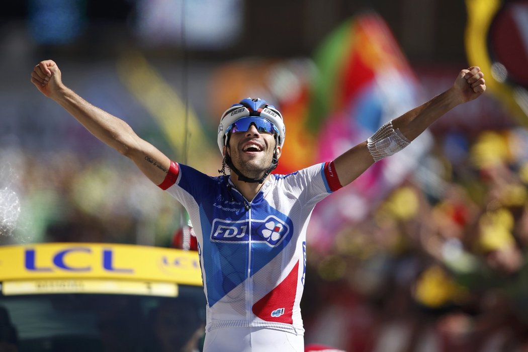 Domácí Thibaut Pinot se raduje z triumfu ve 20. etapě Tour de France na vrcholu legendárního Alpe d&#39;Huez
