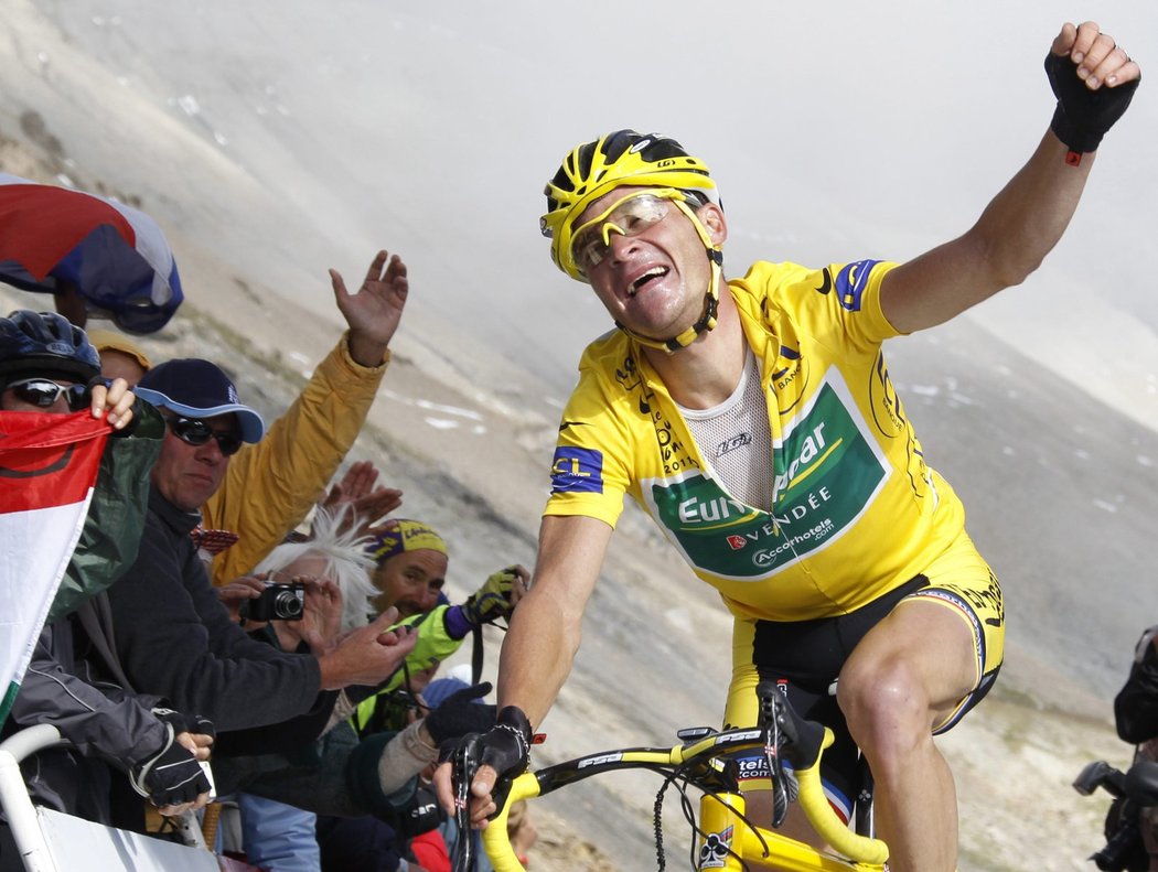 Thomas Voeckler naprosto vyčerpaný dojíždí do cíle 18. etapy Tour de France. Žlutý trikot uhájil o 15 vteřin