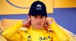 Geraint Thomas ve chvíli, kdy se převlékal do žlutého dresu pro lídra Tour de France