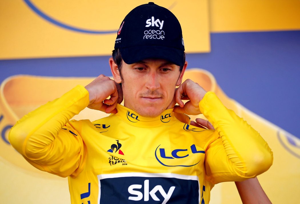 Geraint Thomas ve chvíli, kdy se převlékal do žlutého dresu pro lídra Tour de France