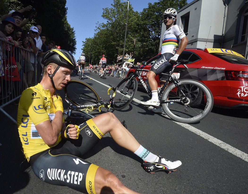 Tony Martin ve žlutém trikotu se sbírá po pádu v šesté etapě Tour de France... Vyšetření ukázalo na zlomenou klíční kost