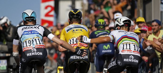 Stájoví kolegové tlačí do cíle Tonyho Martina, který spadl necelý kilometr před cílem šesté etapy Tour de France