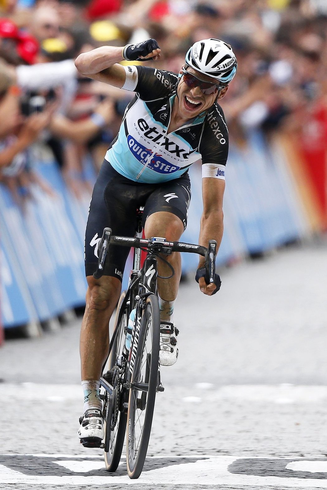 Tony Martin se raduje z vítězství ve čtvrté etapě Tour de France