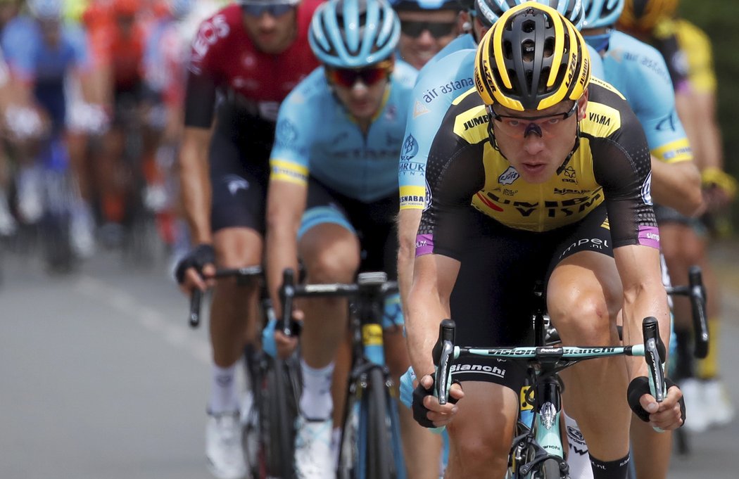 Němec Tony Martin v čele pelotonu ve třetí etapě Tour de France