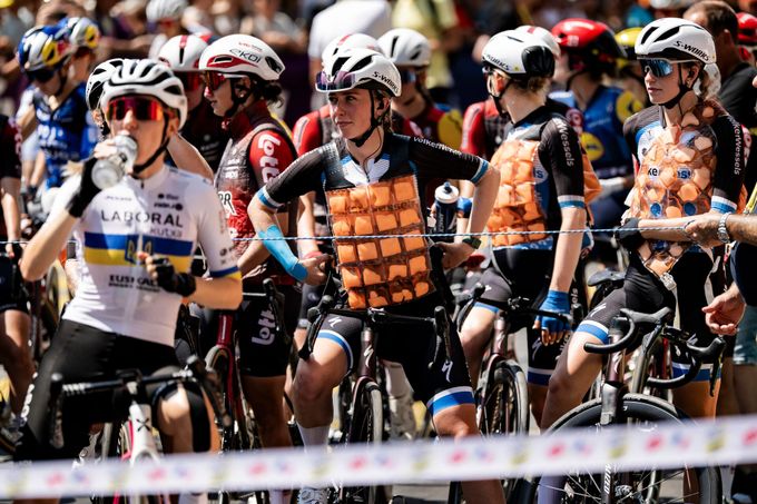 Pikantní trik v pelotonu ženské Tour: Podprsenky jako aerodynamická zbraň Pikantní trik v pelotonu ženské Tour: Podprsenky jako aerodynamická zbraň