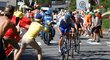 Závěr etapy na Tour de France, kde blízko trati povzbuzovalo velké množství fanoušků